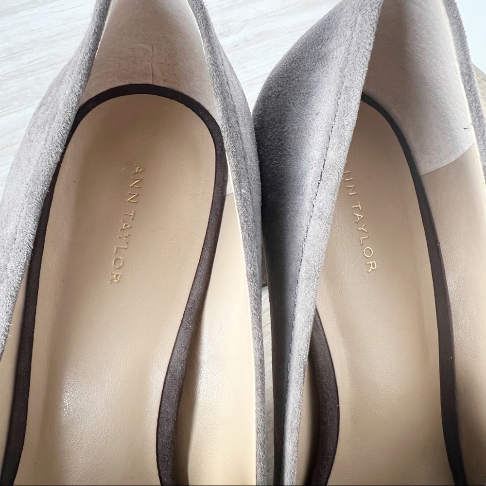 ✖️SOLD✖️•ANN TAYLOR• Gray Suede Cordelia Pumps w/Chain Detail - Picture 11 of 13
